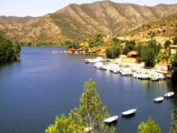Base d'embarquement sur le lac Riba Roja d'Ebre en Espagne